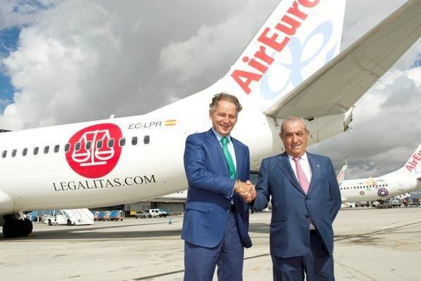Don Juan José Hidalgo, Presidente de Globalia y Don Alfonso Carrascosa, Presidente de Legalitas con un Airbus de Air Europa vinilado con el logo de Legalitas.
T2, Madrid.