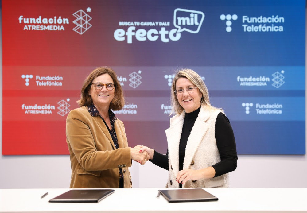 De izquierda a derecha: Carmen Morenés, directora general de Fundación Telefónica y Patricia Pérez, directora de la Fundación Atresmedia